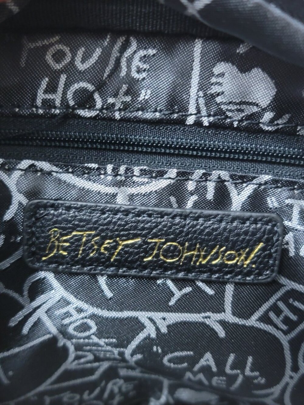 Betsey Johnson White Heart Quilted Crossbody Bag Gold Chain Black Bow Camera Bag - Picture 3 of 8